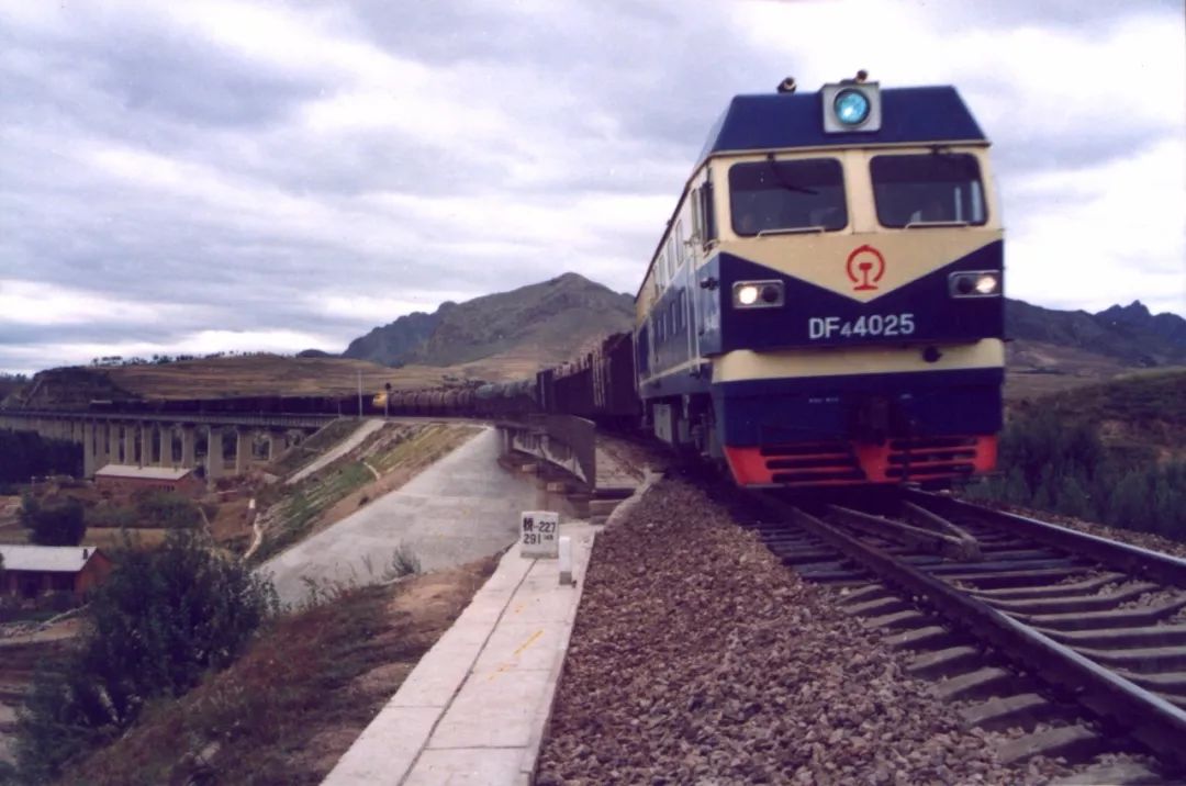 为我国机车工业做出突出贡献1997年4月1日,全国铁路大提速.