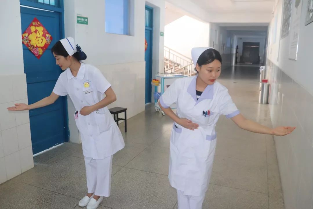 并就护士的体态礼仪,仪容仪态仪表礼仪,言谈礼仪,举止礼仪进行现