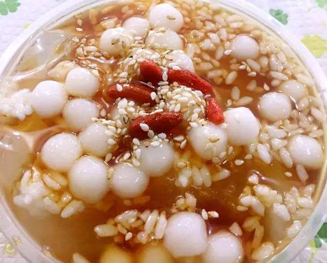 三鲜冰粉凉糕用骨头汤勾芡的淀粉浓汁加上嫩滑的豆花,还拌入了红油