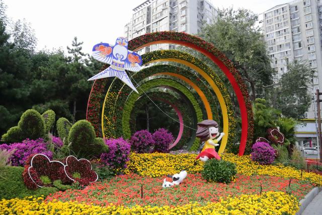 营造喜庆热烈的节日氛围 礼赞祖国70华诞 国庆花坛扮靓长安街