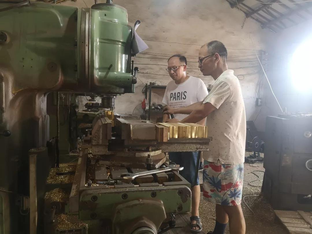 孝昌县白沙镇铜制品加工厂负责人 许国军:"回来后也是抱着吃苦的心(态