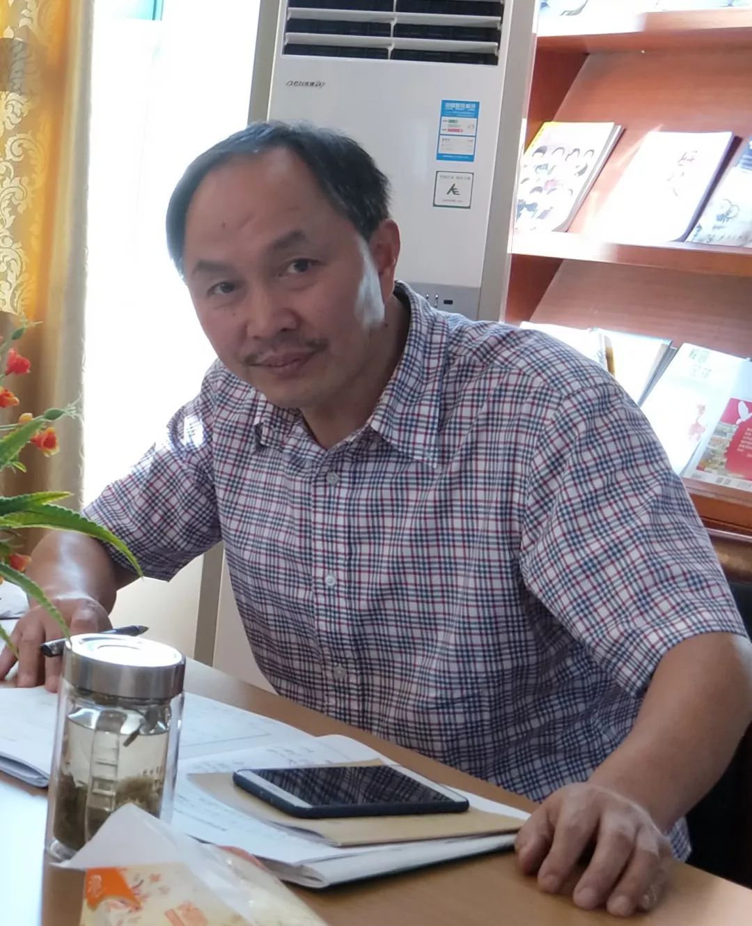 之后,教务处主任王群萍也点评了两位老师的课堂,强调语文课要注重基础