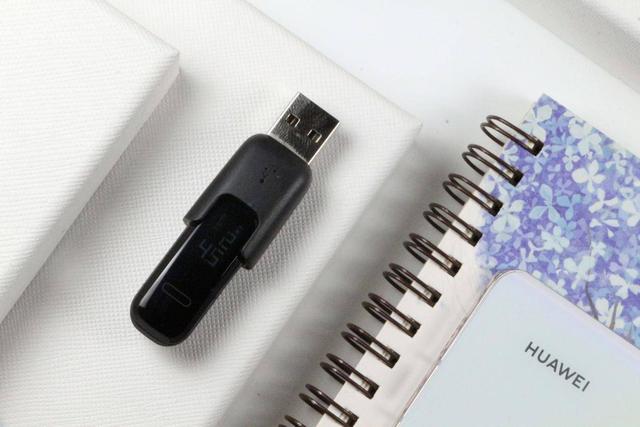 华为手环4e篮球精灵采用pogopin充电方式,提供usb转pogopin充电底座