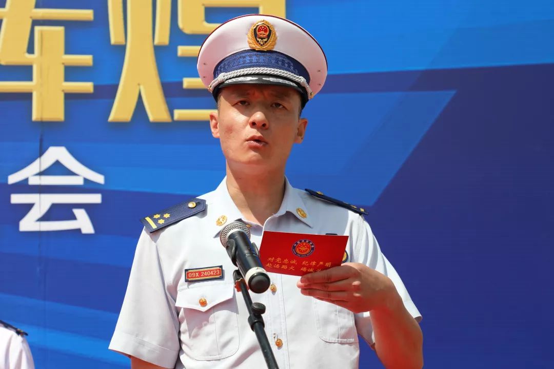 机关干部代表李荣基层干部代表徐鹏基层消防员代表方久江授旗仪式仪式