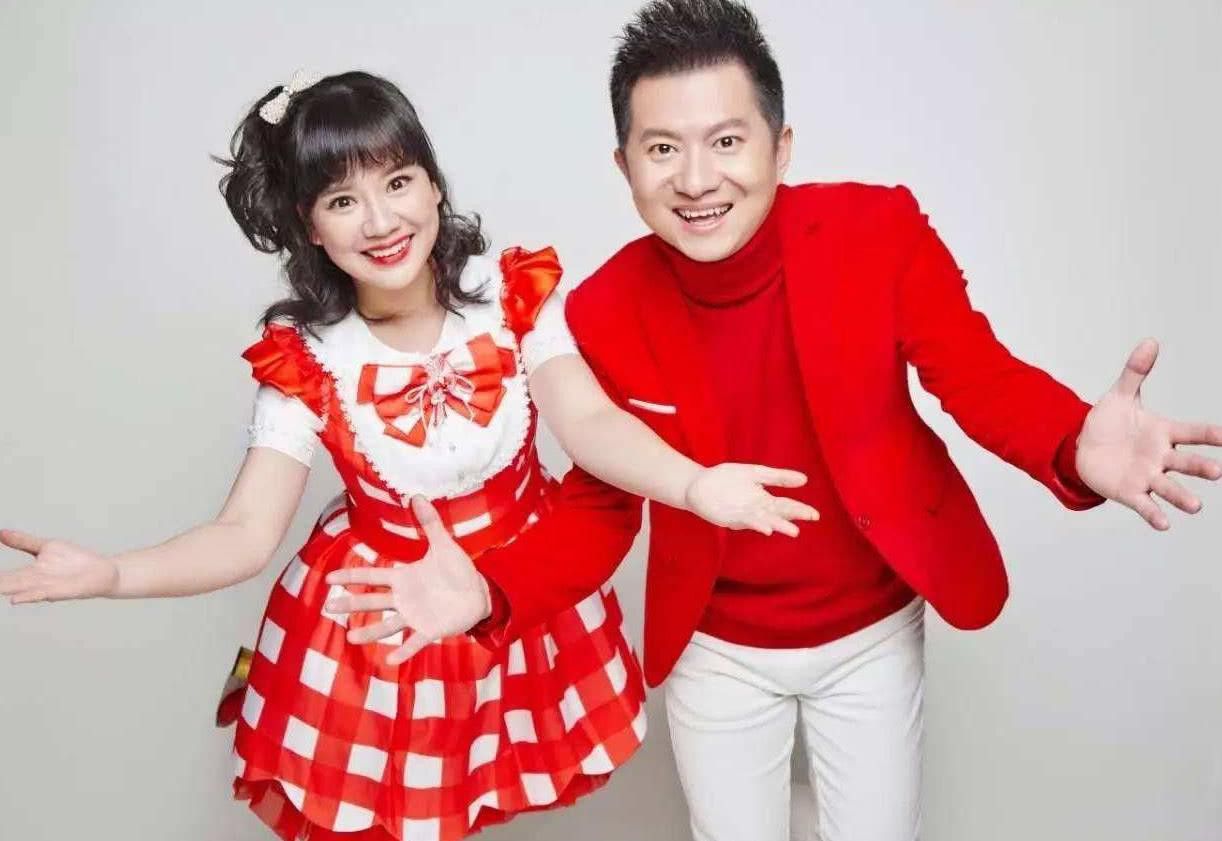 央视主持红果果产女后回归扎双马尾扮嫩显甜美产后脱发严重