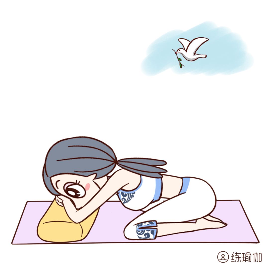 婴儿式跪立在垫子上,双脚大脚趾相靠,双膝向两侧分开,在身前横放一