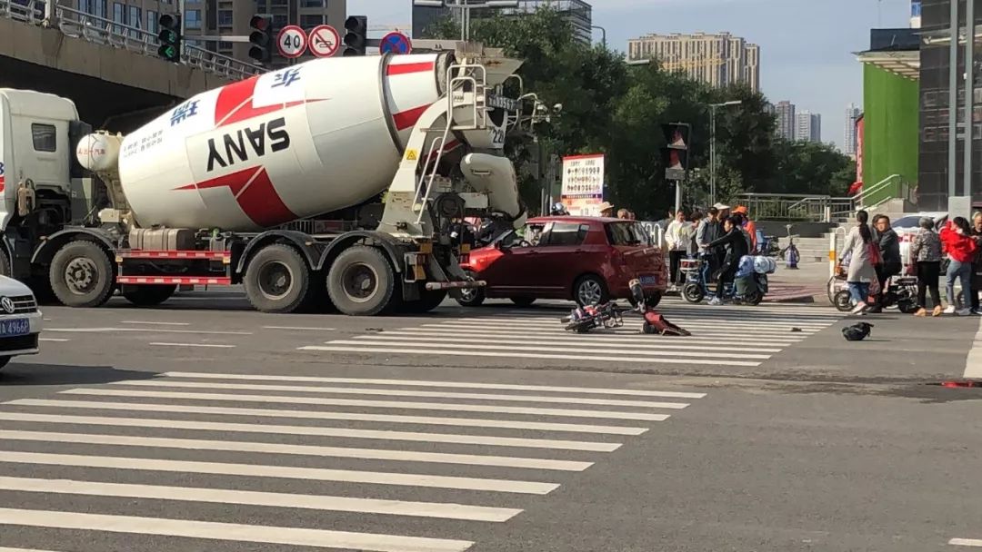 太原電動車,罐車相撞,女車主捲入車底,當場身亡!_事故