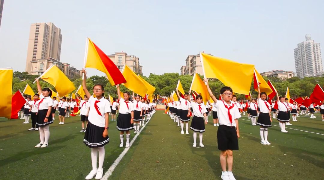实小集团罗塘校区百人旗操迎国庆