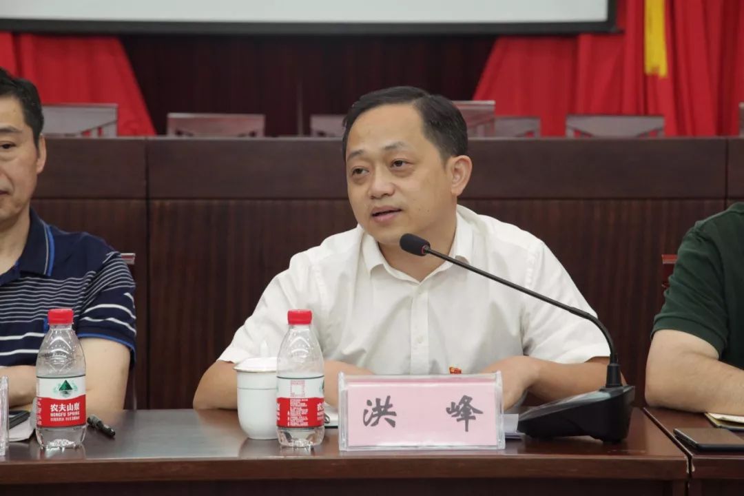 随后镇党委书记洪峰给全体同志上了一堂党课.