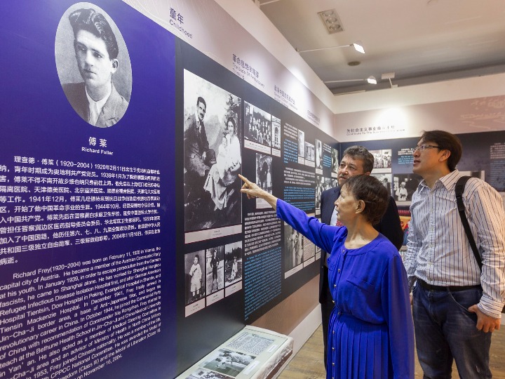 一名外国游客正在上海犹太难民纪念馆参观"他们和新中国"主题展.