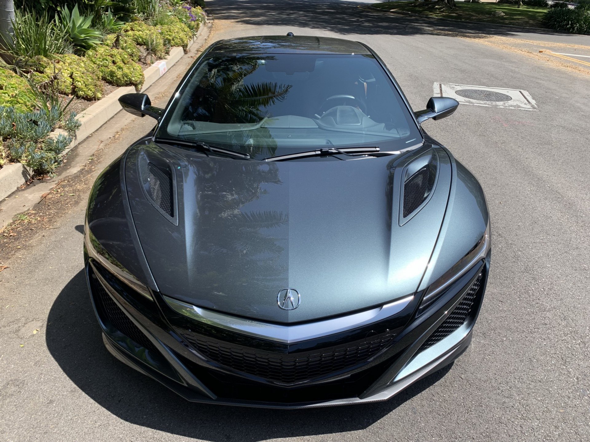 这辆讴歌nsx的外观采用nord灰色金属车漆,搭配全碳纤维车身套件,内饰