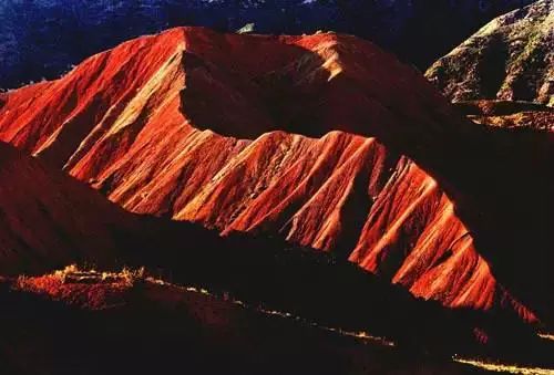 新疆有座连绵的大山,山内全是煤层,燃烧了百余年不灭!