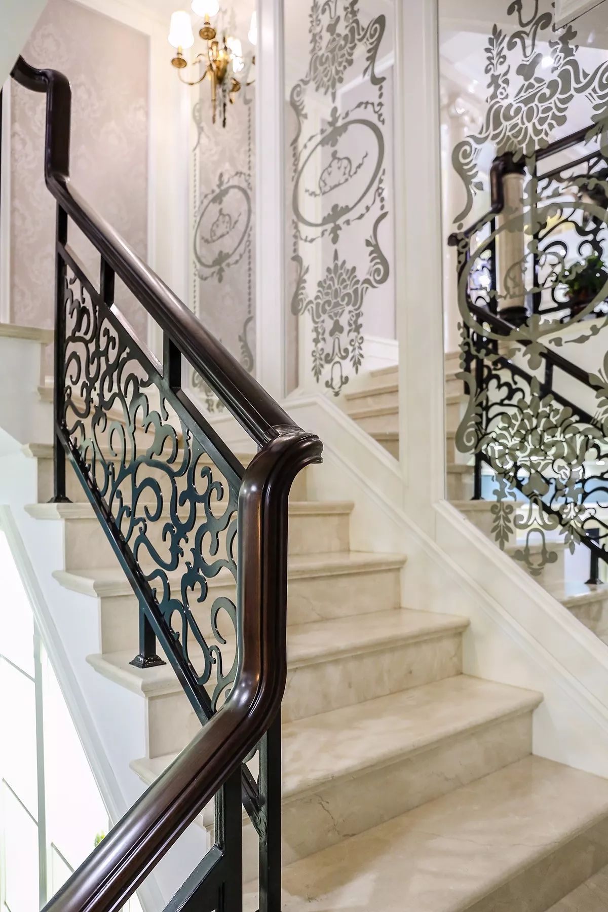 步梯台面及扶手间柱均采用奥特曼米黄大理石材质,配以欧式印花全空镜