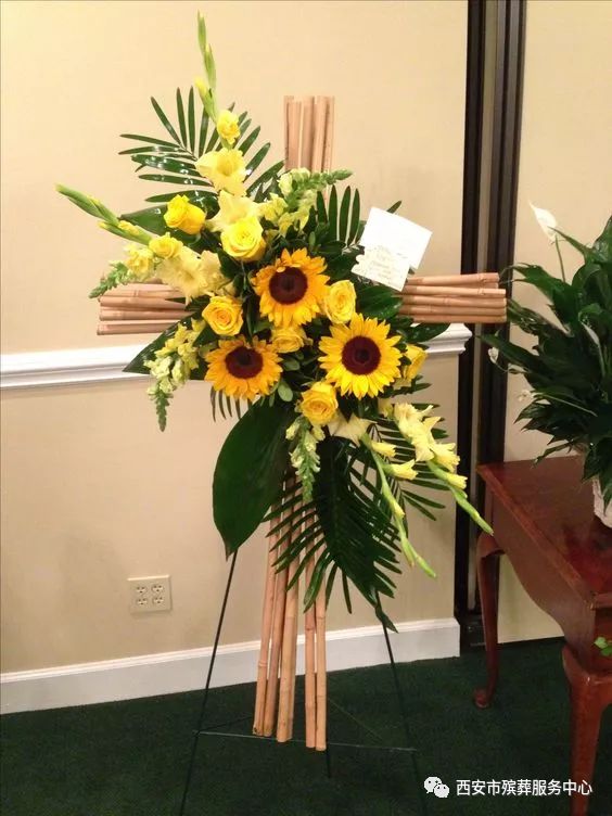 礼厅内部走道,可以用花篮,花圈等进行引导.