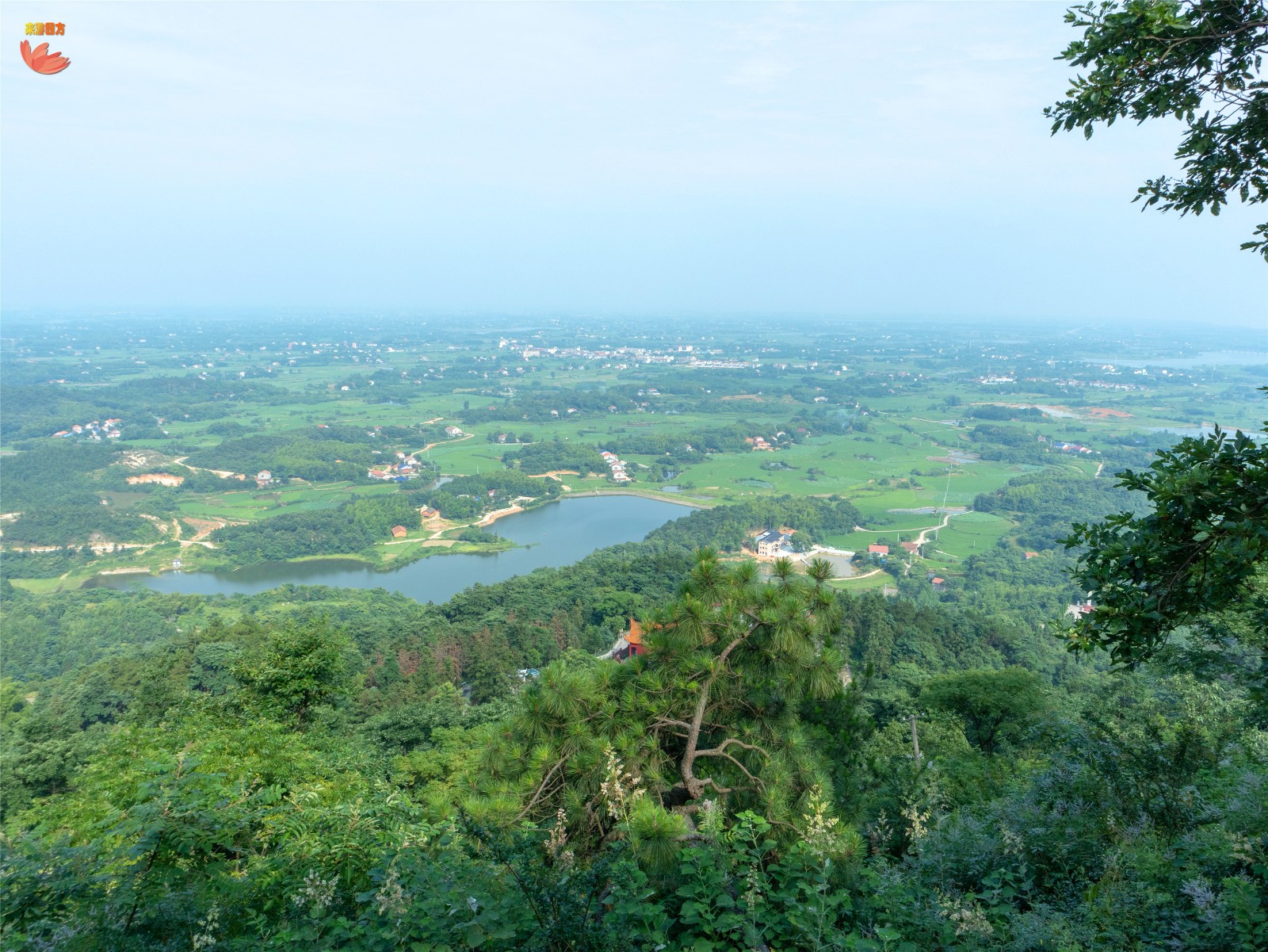 岳阳君山制高点东瞰长江南望洞庭周逸群烈士魂归处