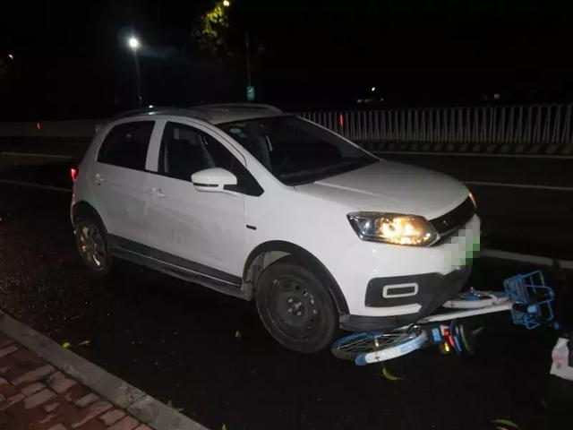 一辆共享汽车撞上一辆共享单车