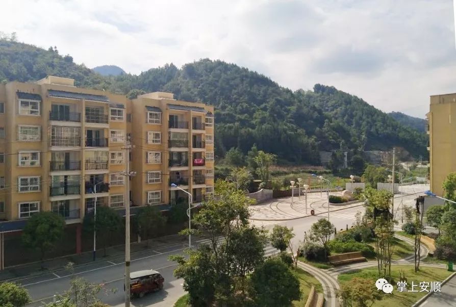 板当镇长征路上奔小康