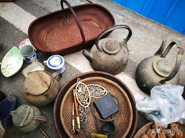 湖北宜昌乡村集市上的几种古董,认识的人不多了,您认识几样?