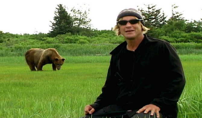 情侣不听劝阻,和灰熊亲密接触13年,后惨被吃掉,死前录音已禁播_提摩西