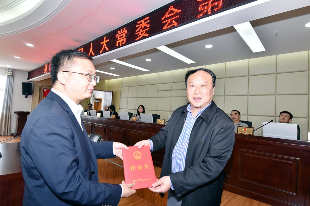 谢正章被任命为区监察委员会副主任代理主任郭章新被任命为副区长