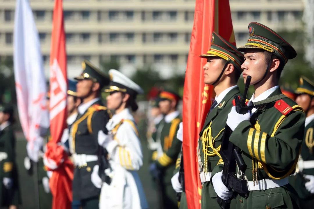 以火红的青春捍卫国旗尊严我市举行高校国旗护卫队展演活动