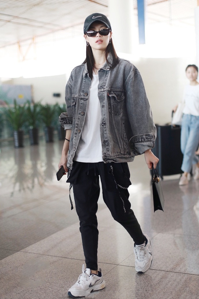 原创钟楚曦机场新风格男士外套配499运动鞋看到这小腿真是羡慕极了