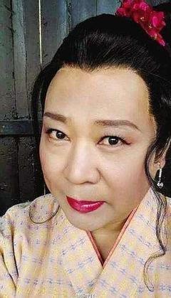 起女装也是端庄优雅,壁月羞花,看来徒弟们楚楚动人的女装也是随师父呀