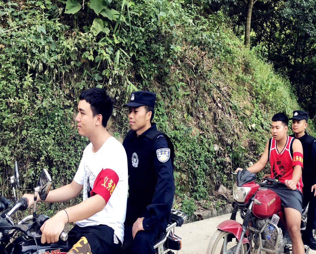 "红袖标"治安巡逻队,巡逻在大街小巷