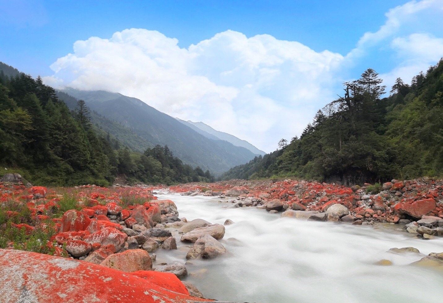 贡噶山脚下的明珠雅家埂61红石滩