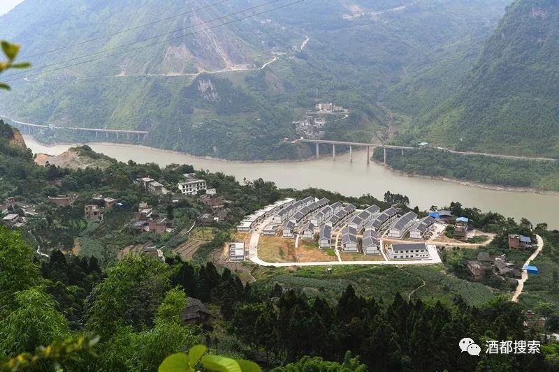 新安镇政府所在地滨湖社区形成了一个自然半岛,对望绥江城,依山临水