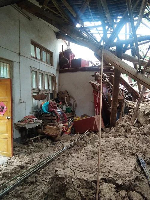 降雨致四间土房轰然倒塌商洛一对老夫妇遭遇惊魂一刻