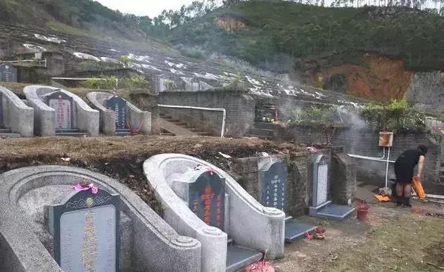 凡有高压电线在上方的地方及附近的地方都不可立山坟,靠近变电站的