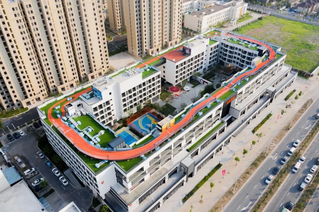 发光空间让屋顶长出跑道的想象力