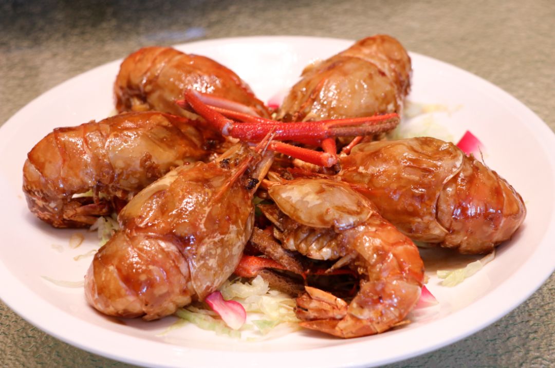 干邑美极罗氏虾皇鲜花椒蒸笋壳鱼是一种南北碰撞的做法,选用鲜花椒,双