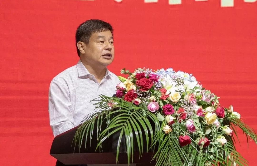 院研究员周国平,中国酒业协会常务副理事长王琦,亳州市政府副市长郑超