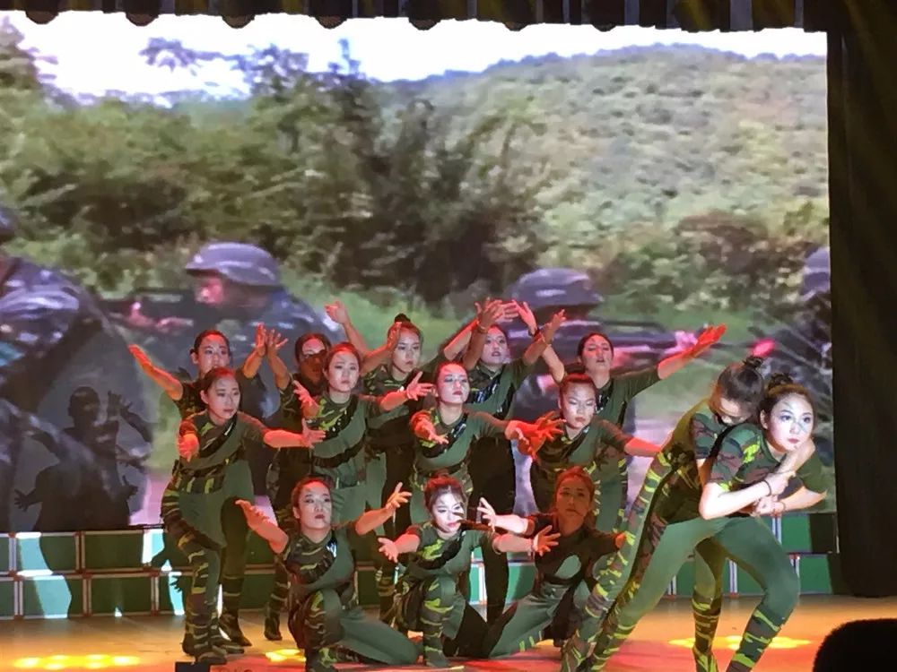 万荣职教中心舞蹈士兵与枪