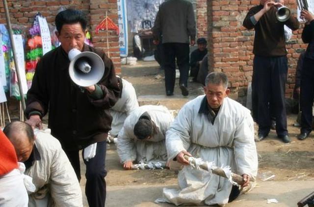 当然了,如果有人能够做一辈子的"伪君子"或者"假孝子"的话,那么,这个
