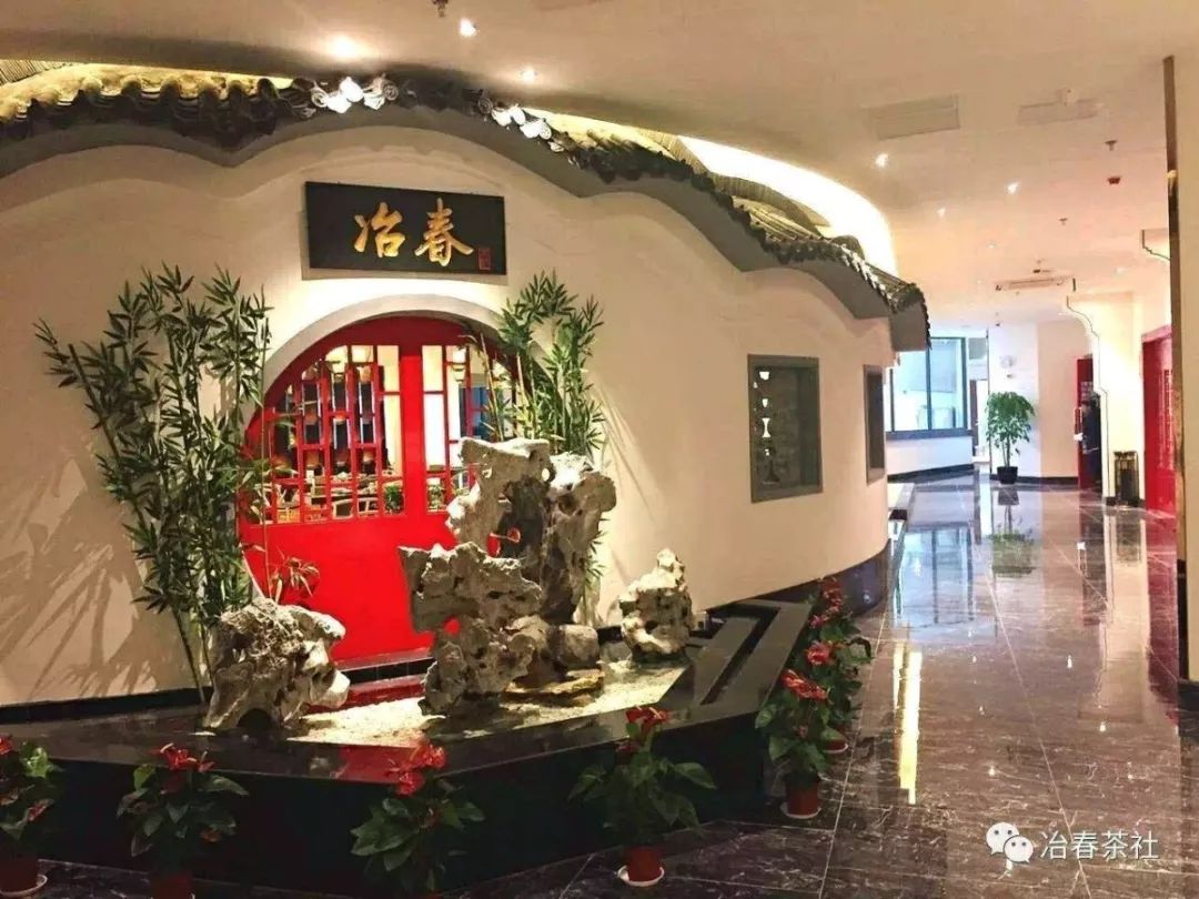 来冶春吃螃蟹!"吸"汤包!