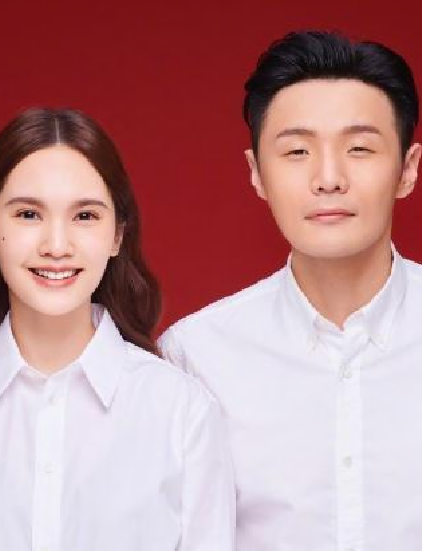 少见他两的合照,这次结婚照一出来对比更明显,李荣浩的眼睛只有杨丞琳