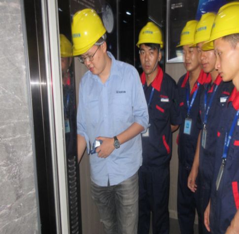 物业正能量干一行爱一行我只服这位电梯司机