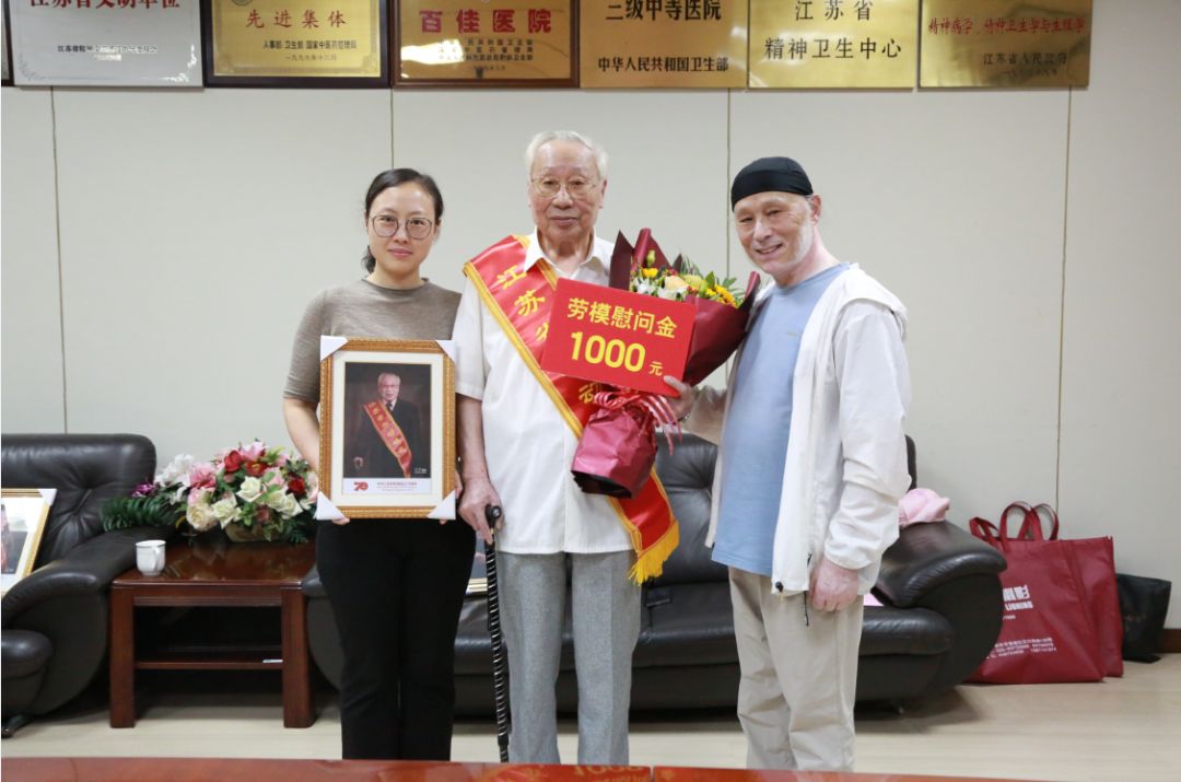 陶象山和家属合影近日,院工会根据"四个一"活动的要求,对我院周柏健