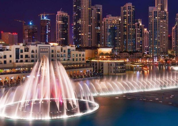 迪拜喷泉都是非常美丽的 而且,经常会播放《吻别》和《梁祝》 当音乐