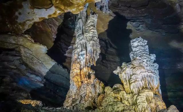 由上中下四层8条主洞,200多条支洞,5条地下河,结构复杂,水洞,旱洞并存