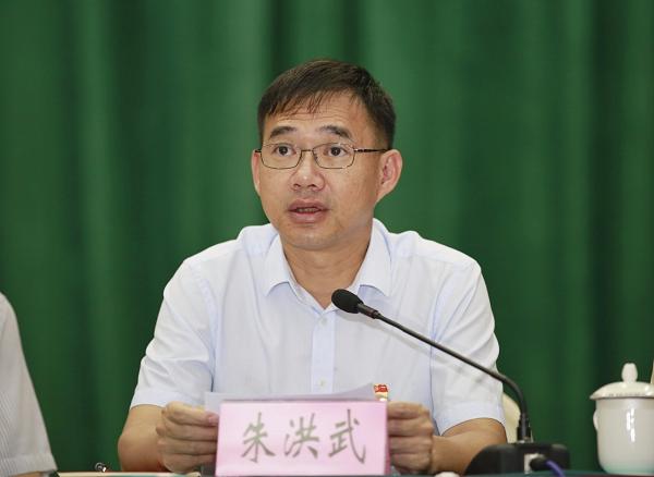 儋州市委副书记,市长朱洪武主持会议(何文新 摄)儋州市委副书记