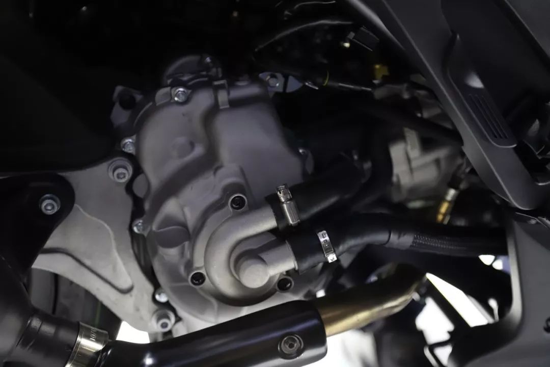 搭载quasar系列四气门水冷发动机,动力输出强劲,平稳.