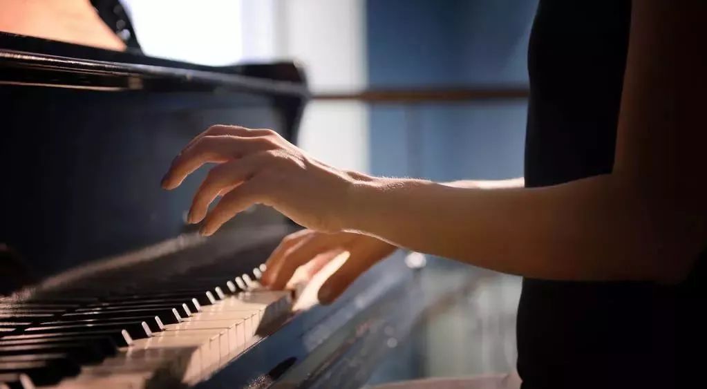 钢琴老师:"手指要立起来!立起来!