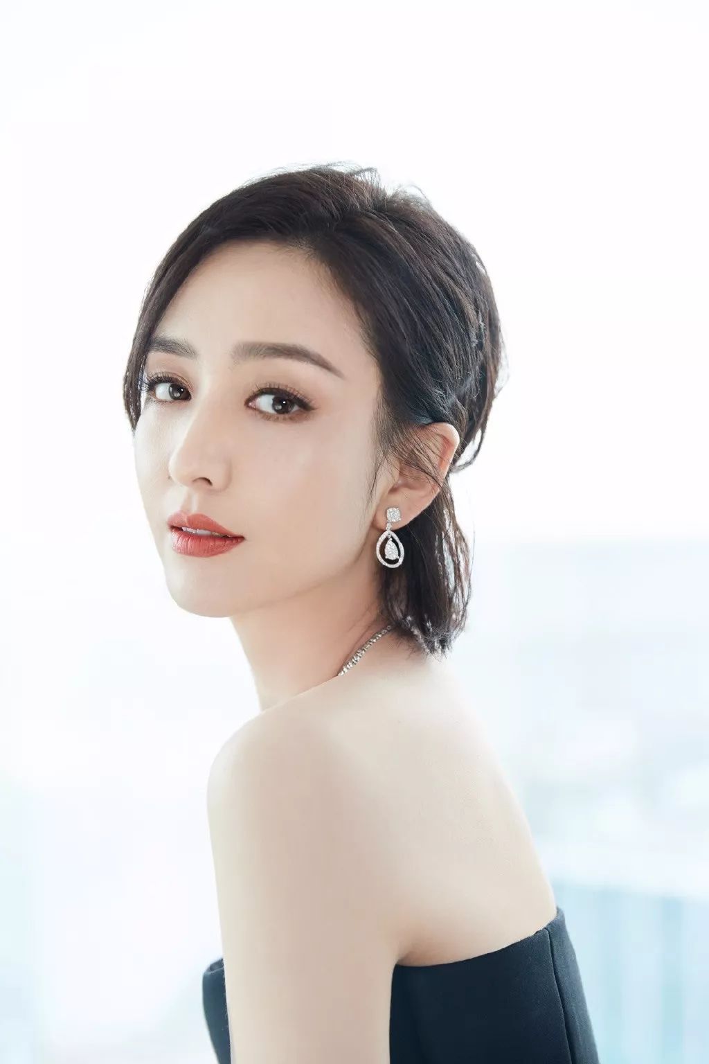 短发想要强烈的复古风格,卷发是必不可少的.