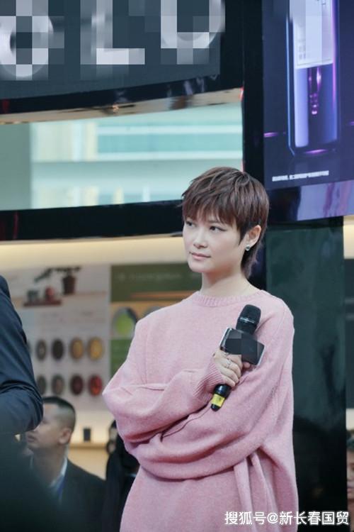 35岁李宇春近照曝光,毛衣皮裙玩换季混搭,素颜现身略显疲惫