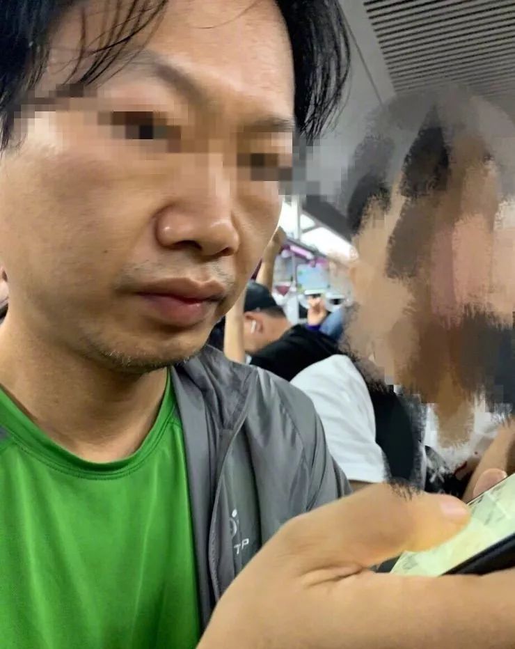 地铁15号线变态男,他用手和他那个碰我屁股!