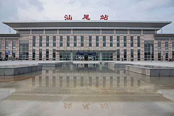 位于龙岗区宝龙街道辖区内的深圳坪山站,惠州南站,至深汕合作区赤石站